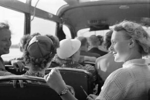 Bregenz: Fahrtteilnehmer im Autobus bei Bregenz