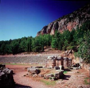 Delphi. Stadion. Vier Pfeiler vom römischen Triumphbogen im Osten der Anlage