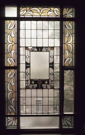 Fenster mit ornamentalen und geometrischen Verzierungen