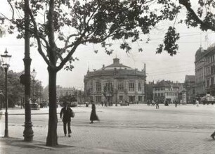 Leipzig, Panorama : Leipzig. Rossplatz mit Panorama (früher für plastische Schlachtenbilder, später Kabarett-Gaststätte). Straßenansicht