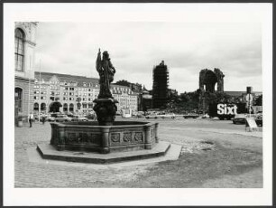 Brunnen vor dem Johanneum mit Blick auf die Ruine der Frauenkirche