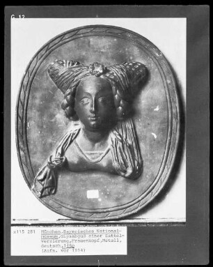 Gipsabguss einer Sattelverzierung, Frauenkopf, Metall, deutsch, 1480