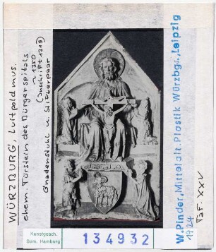 Würzburg: Luitpoldmuseum, Türstein des Bürgerspitals mit Gnadenstuhl