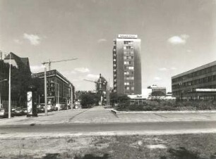 Dresden-Altstadt. Ostra-Allee mit art'otel und Verlagshaus der "Sächsischen Zeitung" (Haus der Presse). Blick von der Kleinen Packhofstraße nach Nordwesten