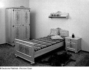 Einbettschlafzimmer im Bauernmöbelstil