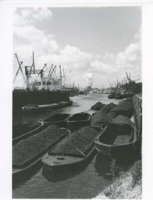 Hamburg. Baakenhafen. Im Vordergrund mit Kohle bzw. Koks beladene Schuten