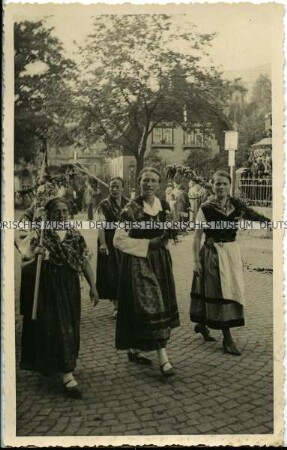 Frauen im Umzug zum Erntedankfest