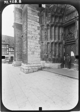 Sandersleben (Arnstein-Sandersleben). Stadtkirche St. Marien (Fertigstellung 1519). Teilansicht mit Portal von Südwest