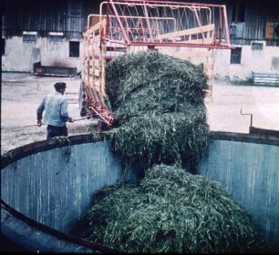 Fotografie: Ein- und Auslagerungstechnik, Ladewagen, Grassilage, Tiefsilo
