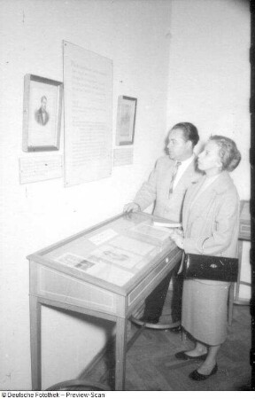 Zwickau. Schumann-Fest 1956. Konzertveranstaltungen. Besucher im Robert-Schumann-Haus Zwickau, Hauptmarkt 5, Ecke Münzstraße