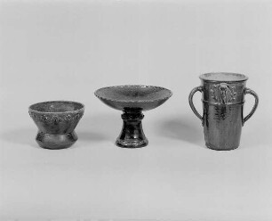 Topf, Obstschale mit Fuß und Doppelhenkelvase : Topf, Obstschale mit Fuß und Doppelhenkelvase. Keramik, glasiert, plastische Auflagen (1. Dr. 20. Jh.; wohl K. Feuerriegel). Museum im Schloß Frohburg