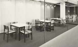 Ausstellungskoje mit Eßtischen und Stühlen aus Neuhausen