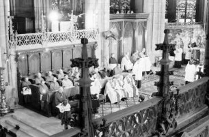 Freiburg: Münster, Ehrengäste bei der Inthronisation, von weiter