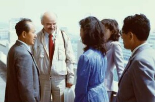 Wolfgang Keller im Gespäch mit koreanischen Kolleginnen und Kollegen