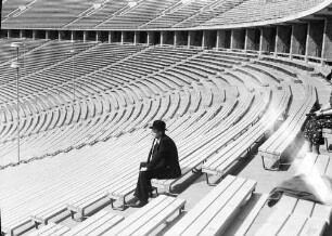 Berlin: Reichssportfeld; Leeres Olympiastadion (Valentin, groß - Lisl Karlstadt nahe)