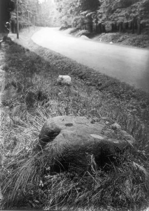 Duellstein: Steinkreuz : Duellstein, liegendes Steinkreuz an der Straße Zittau - Lückendorf, westlich des Karlsfried