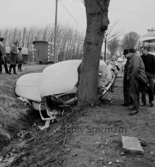 Verkehrsunfall: B 75: Kremerberg: Pkw an Baum und in Graben: Helfer, Zuschauer: auf Straße Lkw von Meierei Trittau, Mili: hinten links Fußgängerweg, Bauwagen, Strommasten