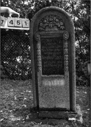 Grabstein 1451 [Hahn S. 186 Grab-Nr. 2184]