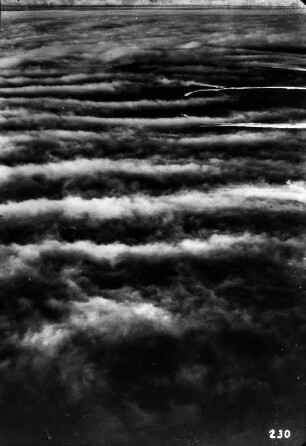 Wolken über Kap Tscheljuskin : Luftaufnahme einer Wolkendecke über Kap Tscheljuskin auf der Taimyr-Halbinsel.