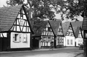 Wörth: Straße mit Fachwerkhäusern