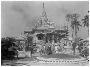 Kalkutta, Indien. Gruppenbild vor dem Jaintempel (1867)