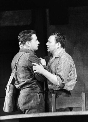 Szenenbilder aus "Die Spieldose" von Georg Kaiser (Regie: Horst Schönemann, Ausstattung: Dieter Berge). Maxim-Gorki-Theater Berlin, 02.06.1961 (Premiere am 06.06.1961) : Mit Albert Hetterle (Pierre Chaudraz), Ruth-Maria Kemper (Noelle), Uwe-Detlev Jessen (Paul Chaudraz) und Heinz Scholz (Parmelin)
