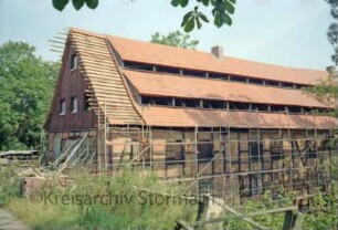 Drahtmühle: Restaurierung: Blick von Südenwesten: Wassermühle mit Gerüst: Satteldach und breite Gauben bei Neudeckung: links Giebel mit Verbretterung