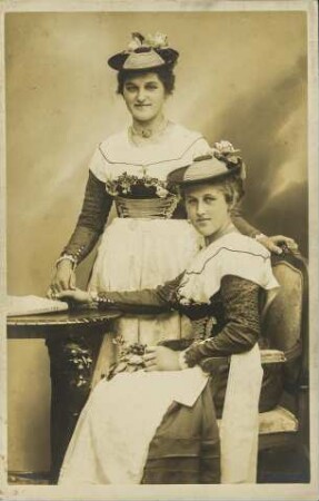 [Zwei Mädchen mit Hut]