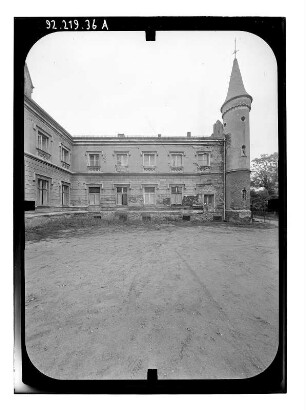 Gusow (Gusow-Platkow), Schloßstraße 7. Schloß (Baubeginn 1870; F. Neubart). Teilansicht über den Ehrenhof von Südwest