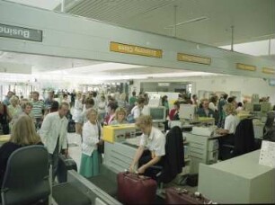 Dresden-Klotzsche, Flughafenstraße. Flughafen Dresden. Terminal 2. Check in-Schalter. Fluggäste beim Einchecken. Ansicht von der Mitarbeiterseite