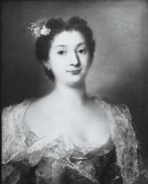 Eine Dame mit dünnem Spitzentuch