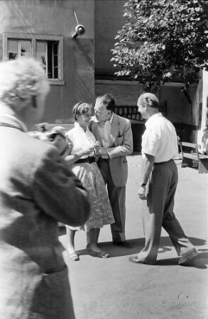 Basel, Schweiz: Komödie Basel; Immy Schell, Leopold Biberti, Dir. Karter; Gruppen im Hof