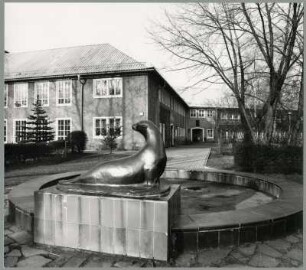 7. „Seelöwe“ mit Brunnen, Kindergarten, Fröbelstraße, Weißwasser