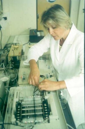 Langen, Paul-Ehrlich-Straße 51/59. Paul-Ehrlich-Institut. Mit diesem Gerät werden die verschiedenen Komponenten in einem Impfstoff untersucht und bestimmt