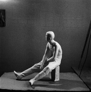 Sitzender Arbeiter : Sitzender Arbeiter. Gips (vor 1963; G. Jaeger)