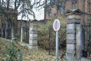 Zaun und Eingang des Schlossparks; Zaunpfeiler, Metallzaun