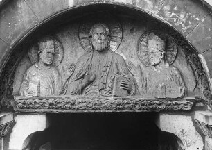 Hildesheim, St. Godehard, ehem. Benediktiner-Klosterkirche, westl. Nordportal, Tympanon, Halbfigur Christi, flankiert von Hl. Godehard und Hl. Epiphanius