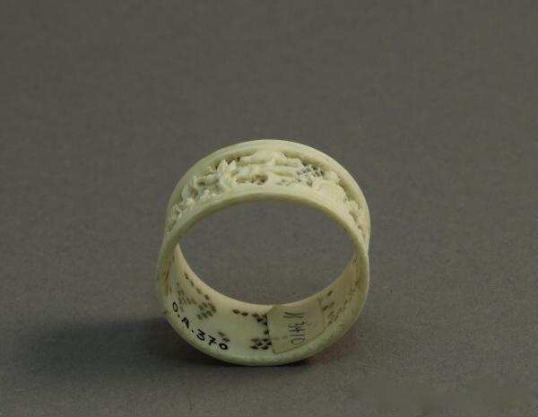 Openwork napkin ring