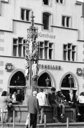 Freiburg: Fischbrunnen mit Typen