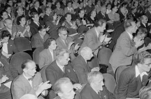 Tag des Lehrens, Auszeichnung der Verdienten Lehrer des Volkes in der Deutschen Staatsoper Berlin : Blick in das Publikum