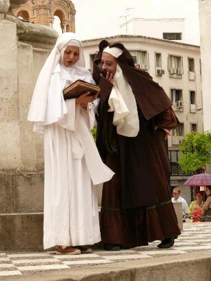 Aufführung eines Straßentheaters auf der Plaza Nueva
