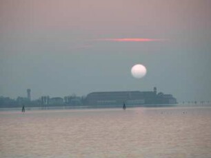 Blick vom Lido auf die Lagune von Venedig bei Sonnenuntergang