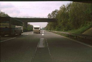 Hauptfahrbahn West (Karlsruhe Richtung Basel): Bahnbrücke von Norden