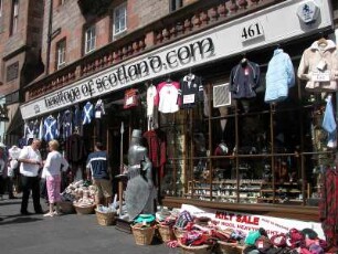 Geschäft : Touristengeschäft an der Royal Mile in Edinburgh. Aufgenommen im Juni 2005. Foto Uwe Gerig.