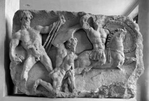 Reliefblock mit kämpfenden Römern und Barbaren