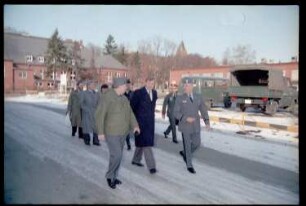 Fotografie: Besuch von Eberhard Diepgen, Regierender Bürgermeister von Berlin, beim 6941st Guard Battalion in Berlin-Lichterfelde