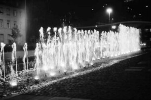 Freiburg: Springbrunnen vor der Kongresshalle, von oben bei Nacht