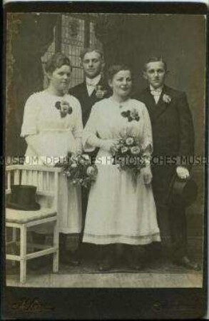 Zwei Paare (Verlobung oder Hochzeit?)