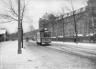 Dresden. Arsenalhauptgebäude. Straßenbahntriebwagen Linie 7, Königsbrücker Straße