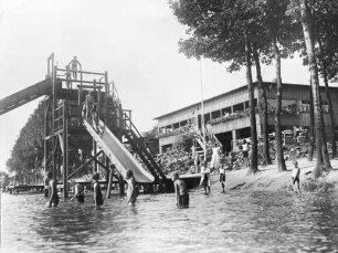 Kirschau, Volksbad : Kirschau. Volksbad. Strandbad mit Wasserrutsche. Blick gegen Umkleideräume